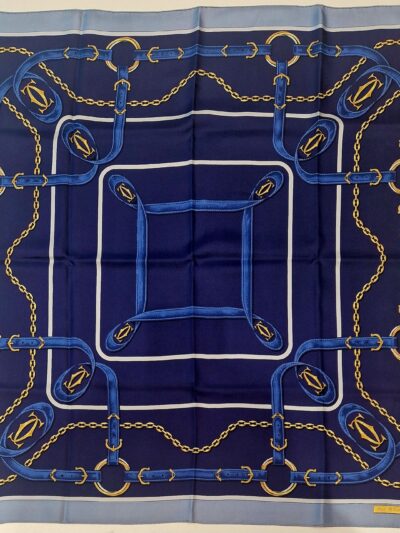 Carré Must de Cartier vintage 1990 en soie bleu marine à motif de sangles et chaînes dorées, état neuf.