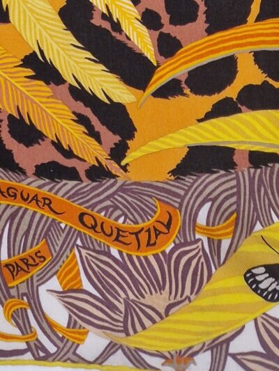 Châle Hermès Jaguar Quetzal 140 × 140 cm, dessin d’Alice Shirley, coloris jaune d’or et brun, vue d’ensemble.
