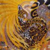 Châle Hermès Jaguar Quetzal 140 × 140 cm, dessin d’Alice Shirley, coloris jaune d’or et brun, vue d’ensemble.