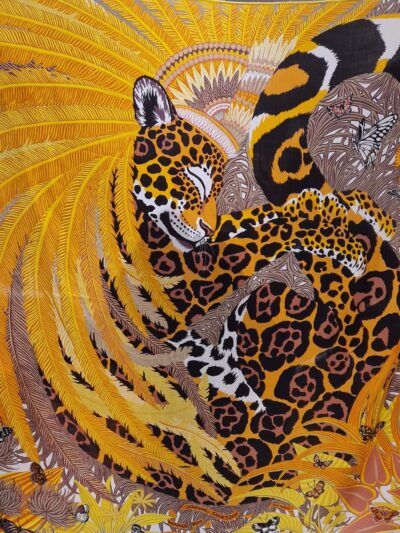 Châle Hermès Jaguar Quetzal 140 × 140 cm, dessin d’Alice Shirley, coloris jaune d’or et brun, vue d’ensemble.