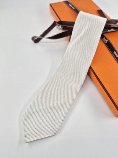 cravate-hermes-coton-blanc-rayure-gris-presentatio