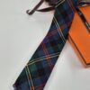 cravate-hermes-frange-tartan-ecossais-motif-bleu-presentation