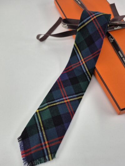 cravate-hermes-frange-tartan-ecossais-motif-bleu-presentation