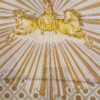 Foulard en soie bleu et or « La Grande Écurie du Roy – Versailles » signé Jacques Portier, représentant trois chevaux solaires entourés de motifs baroques et de visages rayonnants.