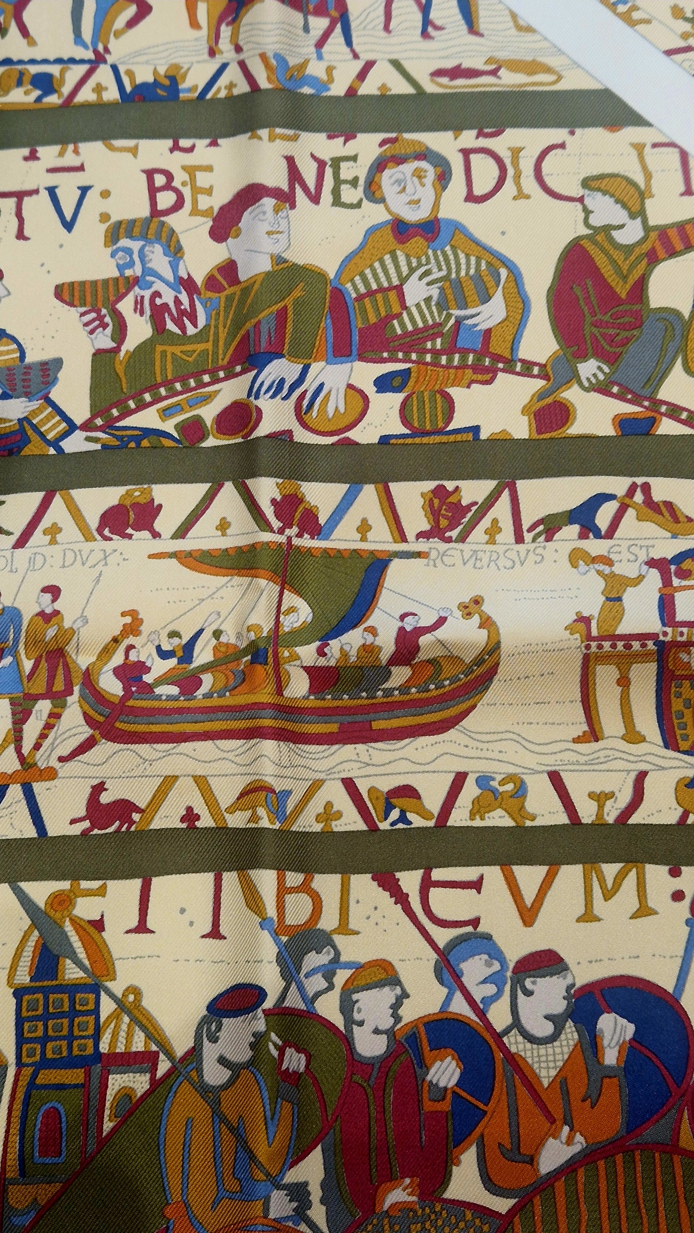 Carré Hermès “À la Gloire de Guillaume” par Loïc Dubigeon édité en 1991 , livré dans sa boîte d'origine – Image 5