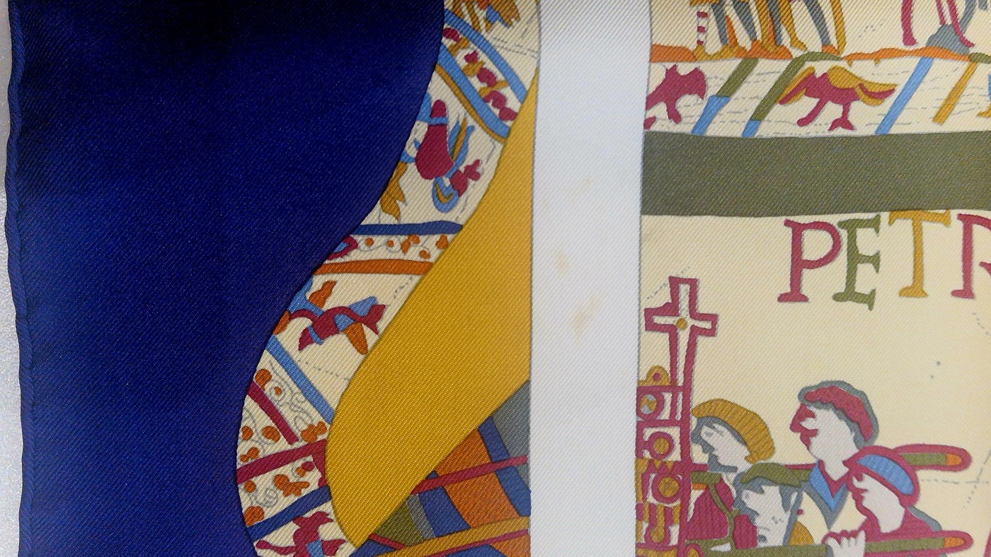 Carré Hermès “À la Gloire de Guillaume” par Loïc Dubigeon édité en 1991 , livré dans sa boîte d'origine – Image 6