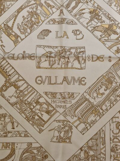 Carré Hermès “À la Gloire de Guillaume” par Loïc Dubigeon, édition 1991, vue d’ensemble du motif inspiré de la tapisserie de Bayeux