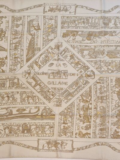 Carré Hermès “À la Gloire de Guillaume” par Loïc Dubigeon, édition 1991, vue d’ensemble du motif inspiré de la tapisserie de Bayeux