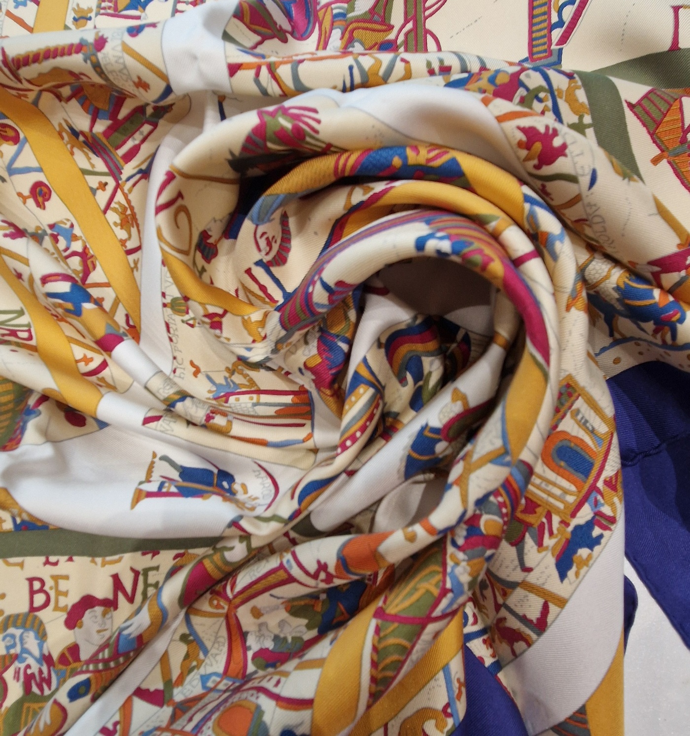 Carré Hermès “À la Gloire de Guillaume” par Loïc Dubigeon édité en 1991 , livré dans sa boîte d'origine – Image 8