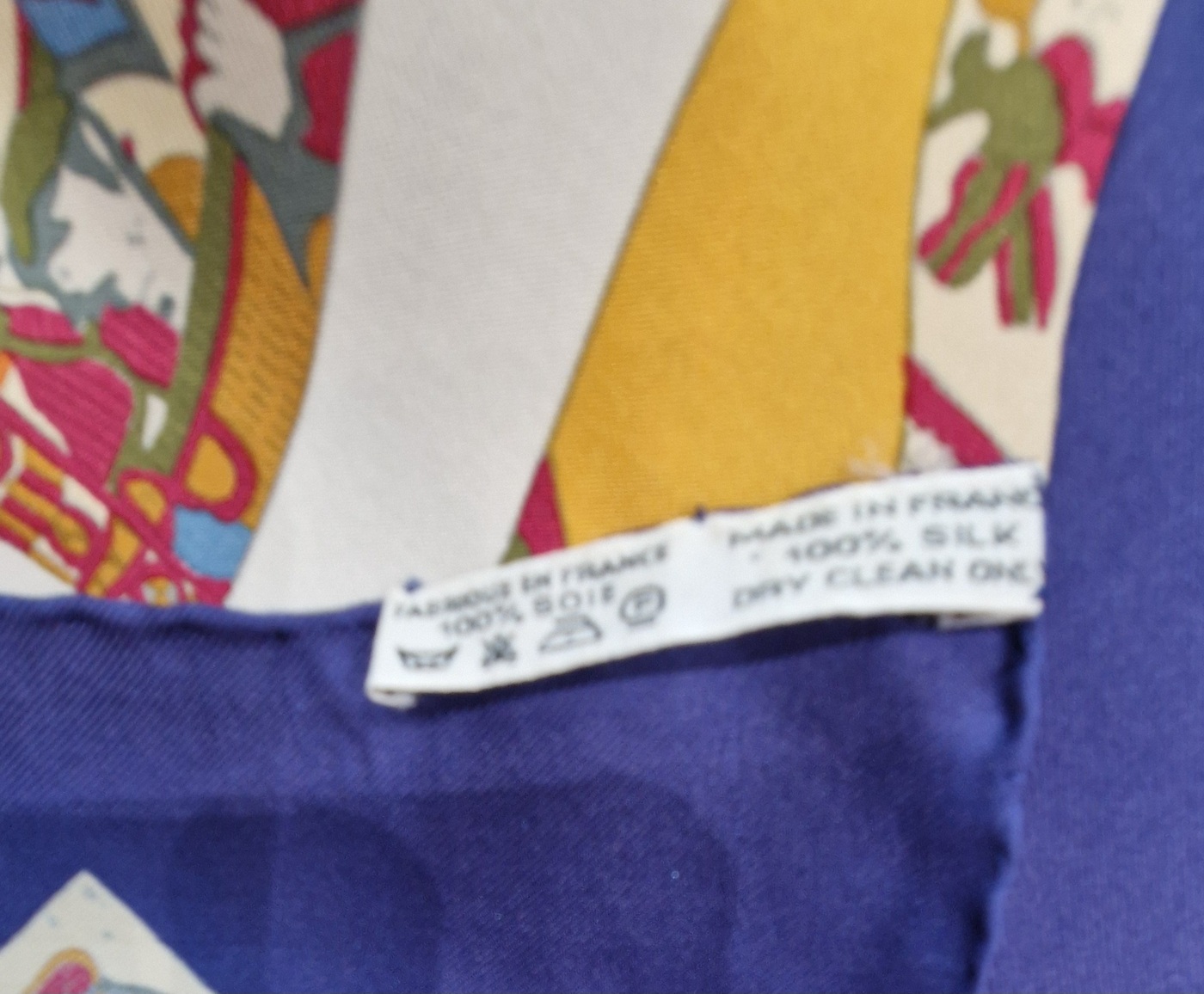 Carré Hermès “À la Gloire de Guillaume” par Loïc Dubigeon édité en 1991 , livré dans sa boîte d'origine – Image 9