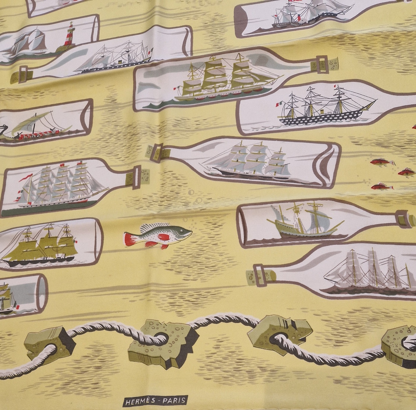 arré hermès bouteilles à la mer, motifs de navires en bouteilles
