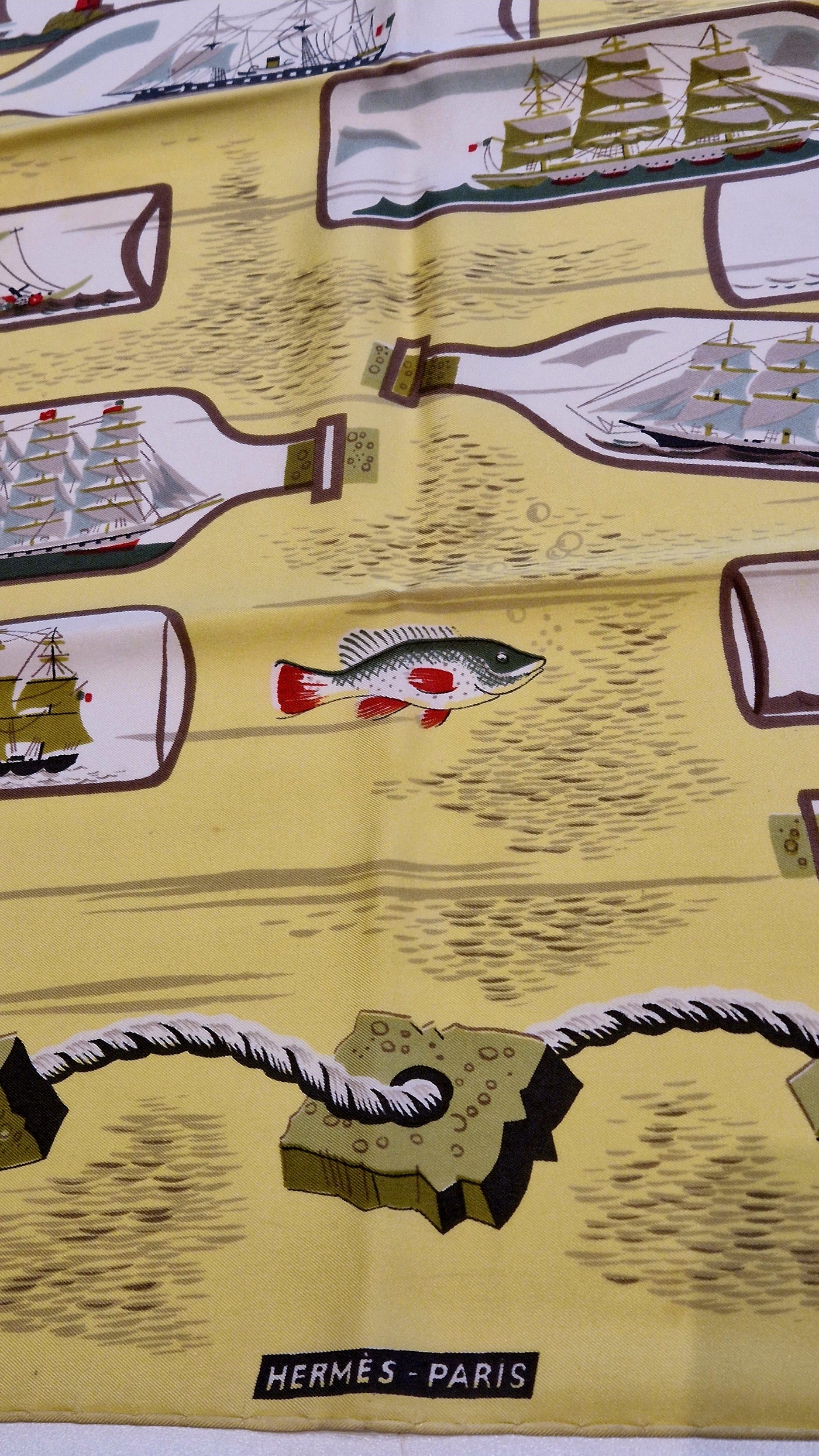 arré hermès bouteilles à la mer, motifs de navires en bouteilles
