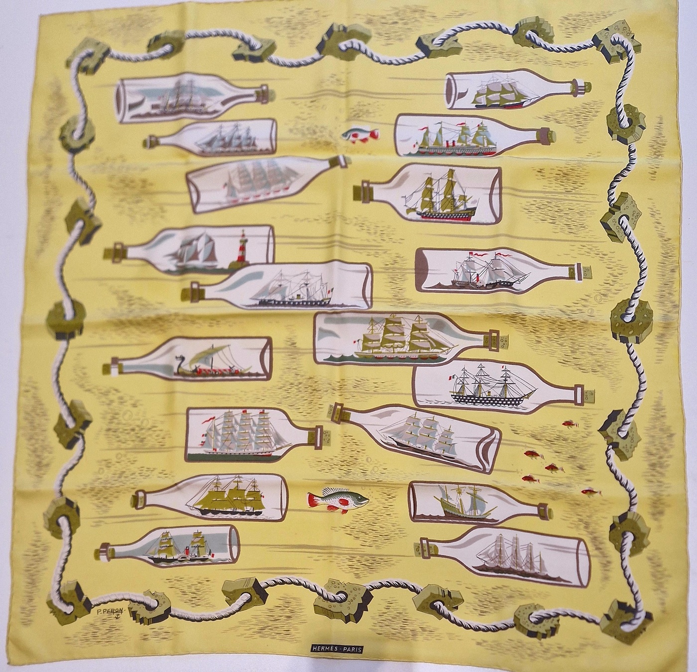 arré hermès bouteilles à la mer, motifs de navires en bouteilles