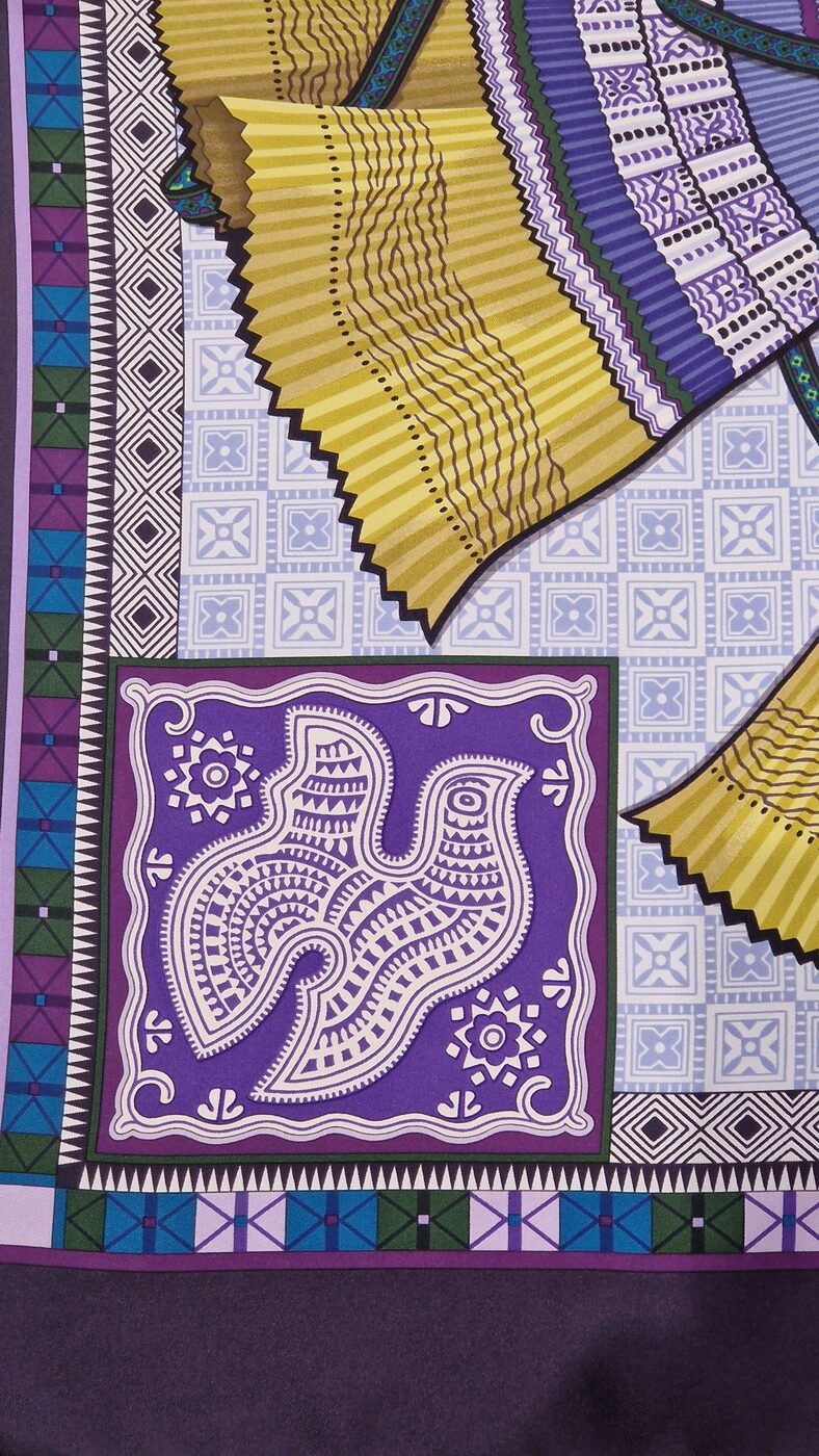 Carré Hermès Cent plis des Miao par Aline Honoré 2010, livré dans sa boîte – Image 4