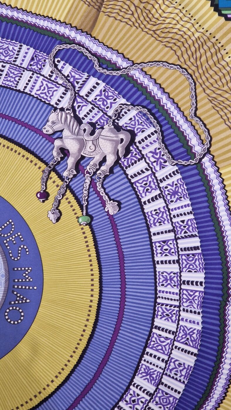 Carré Hermès Cent plis des Miao par Aline Honoré 2010, livré dans sa boîte – Image 5