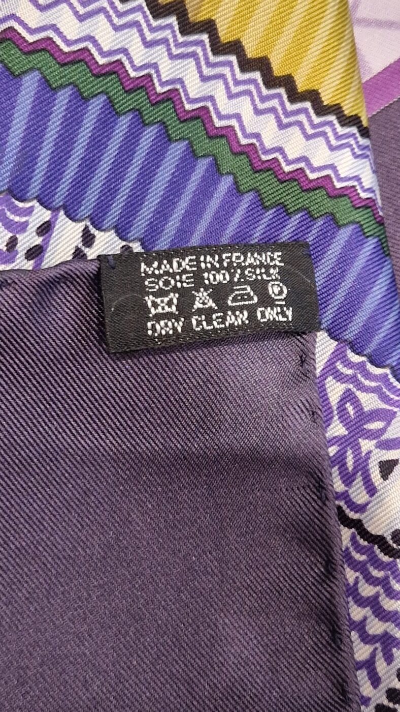 Carré Hermès Cent plis des Miao par Aline Honoré 2010, livré dans sa boîte – Image 9