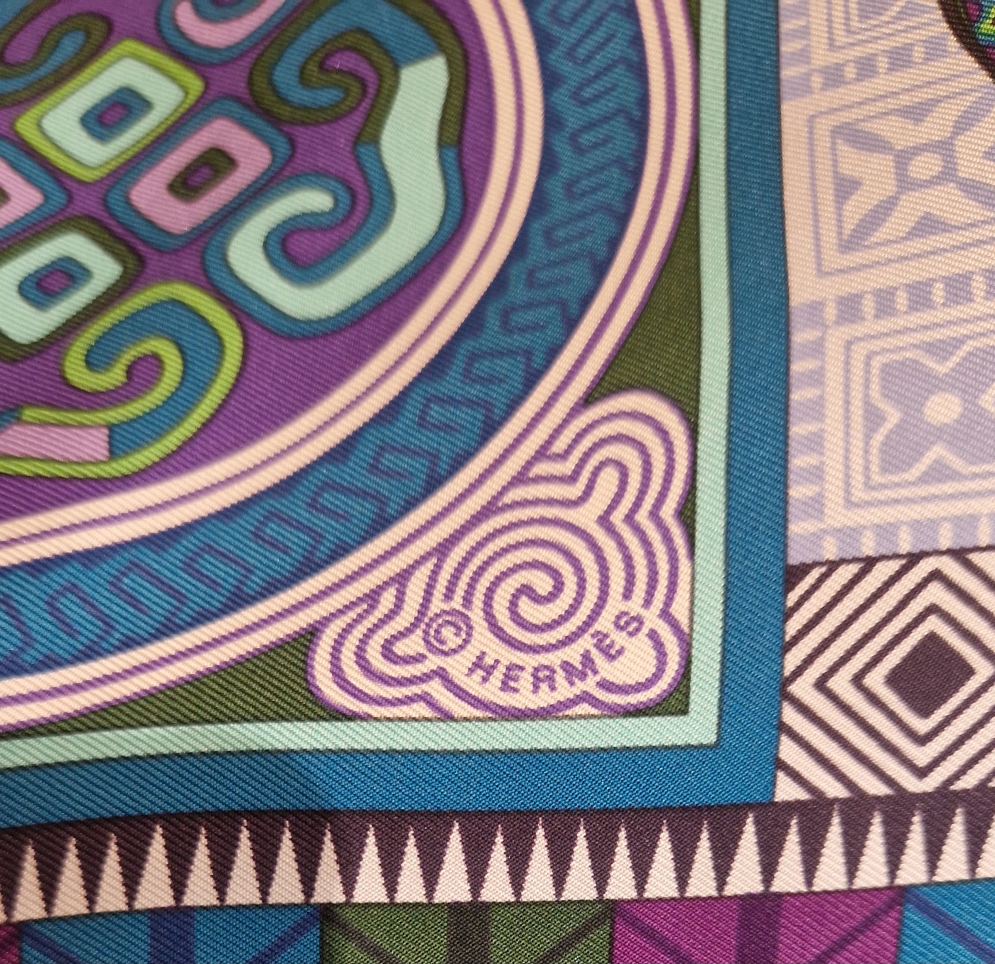 Carré Hermès Cent plis des Miao par Aline Honoré 2010, livré dans sa boîte – Image 6