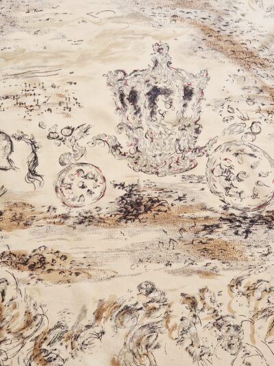 Foulard Jacqmar 1977 par Oliver Messel, réédition du Couronnement, fond gris argent avec carrosse royal. EN : Jacqmar 1977 Oliver Messel scarf, Coronation reissue, silver-grey background with royal carriage.