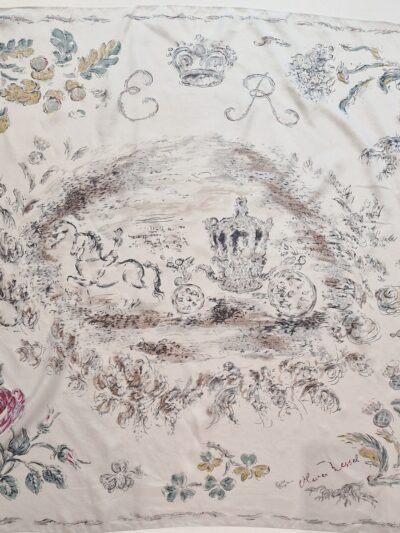 Foulard Jacqmar 1977 par Oliver Messel, réédition du Couronnement, fond gris argent avec carrosse royal. EN : Jacqmar 1977 Oliver Messel scarf, Coronation reissue, silver-grey background with royal carriage.