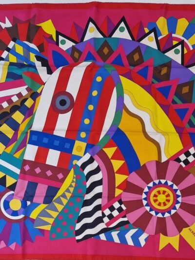 Ce carré Hermès a été dessiné par Jan Bajtlik  et édité dans la collection printemps-été  2021 Il sera envoyé  dans sa boîte,  il est à l'état neuf 