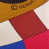 Ce carré Hermès a été dessiné par Jan Bajtlik  et édité dans la collection printemps-été  2021 Il sera envoyé  dans sa boîte,  il est à l'état neuf  signature hermès
