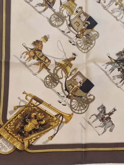 ce carré hermès cortège royal nous presente des chevaux richement harnachés,, des carrosses avec armoiries