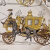 ce carré hermès cortège royal nous presente des chevaux richement harnachés,, des carrosses avec armoiries