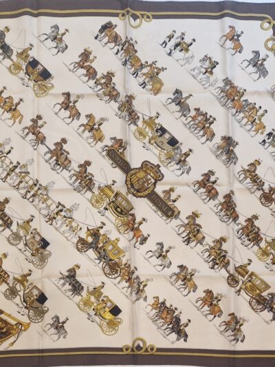 ce carré hermès cortège royal nous presente des chevaux richement harnachés,, des carrosses avec armoiries