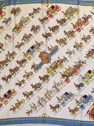 ce carré hermès cortège royal représente un défilé de carrosses armoriés et de cavaliers en costumes