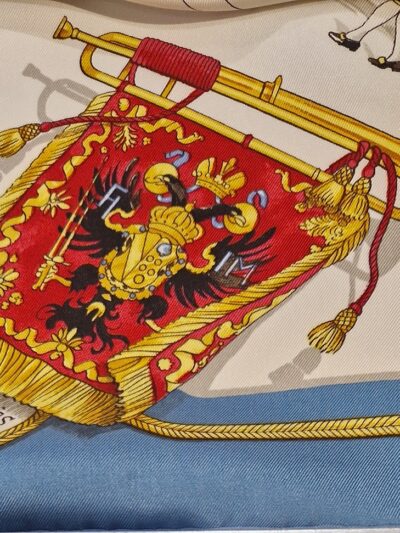 ce carré hermès cortège royal représente un défilé de carrosses armoriés et de cavaliers en costumes