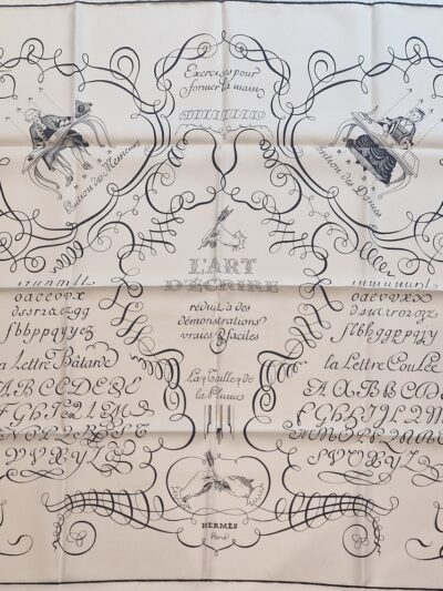 Carré Hermès L’Art d’Écrire réédition 2005, vue générale du foulard en soie ivoire et noir.
