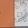 Carré Hermès L’Art d’Écrire plié dans sa boîte d’origine.