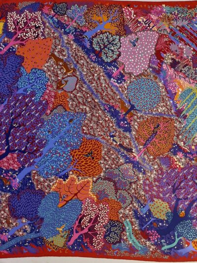 carré hermès titré dans un jardin anglais par alice shirley , vue d'ensemble