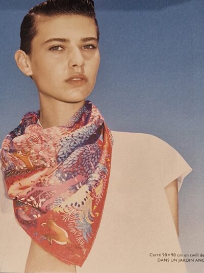 carré hermès titré dans un jardin anglais par alice shirley , vue d'ensemble